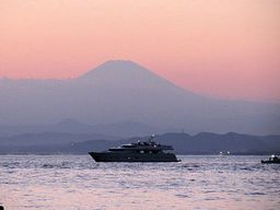 江の島から臨む夕暮れの時の富士山 .jpg